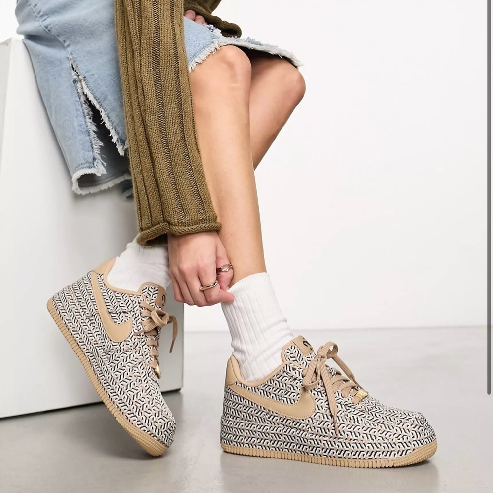 Nike Nu  Air Force 1 LX sneakers in brown all over print